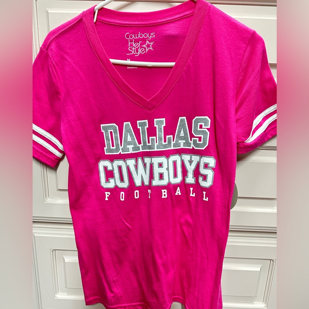 NWT Hot pink Dallas Cowboys t-shirts. Women’s Medium